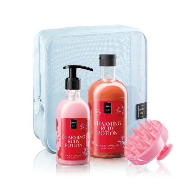 Φωτογραφία από Charming Ruby Potion - Body Care Bag Gift Set Σετ περιποίησης σώματος με νεσεσέρ.